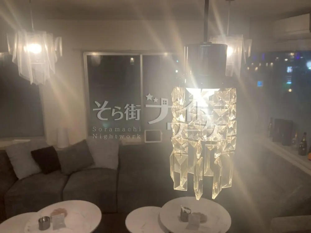 カウンターメインで二階建てのラウンジ♪可愛いがイッパイの空間♪