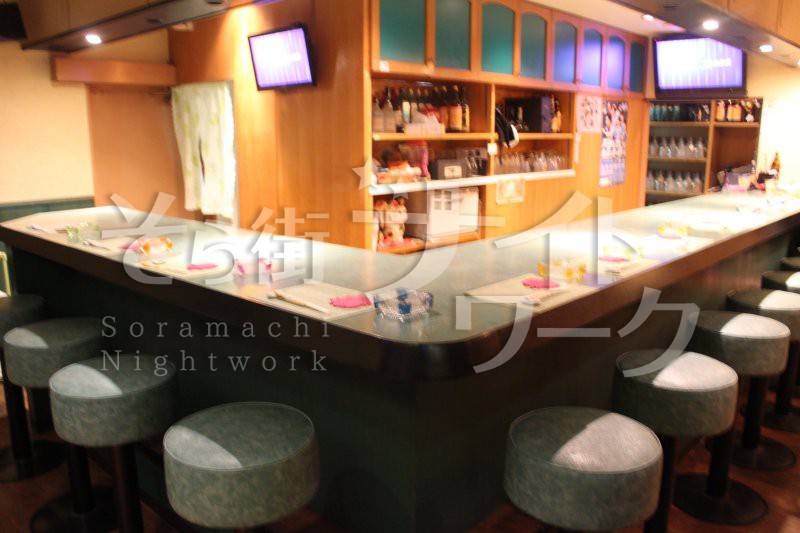 木を基調とした明るくてカフェっぽい作りのスナックです♪