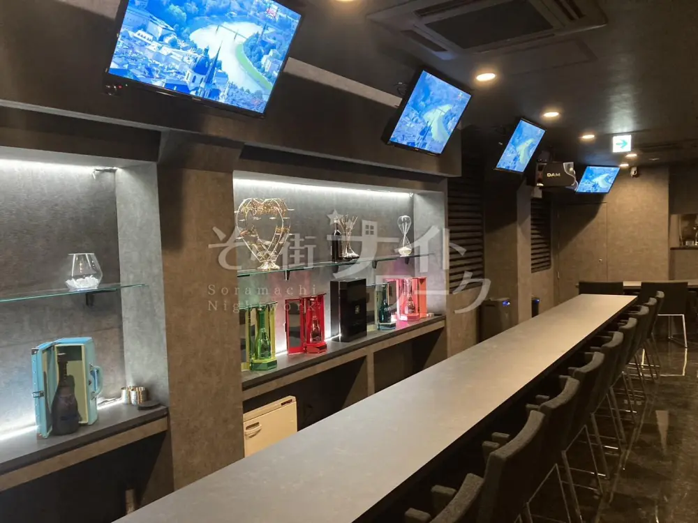 ガールズバーで100万/月 以上可能♪日払×短期OK♪駅チカ◎