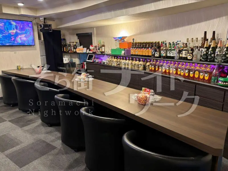 自然と仲良くなれる空気感★気づけば笑ってる自分がいるスナック♪