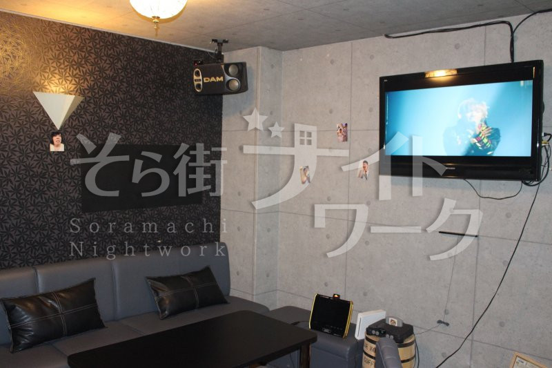 20代の男子スタッフが元気に営業しています！！ 楽しいお酒を飲みに来てください！