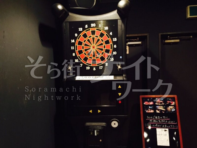 ダーツができて、漫画が400冊以上あって、カラオケができるバー、登場！！ イケメン店長も元気にがんばっています。